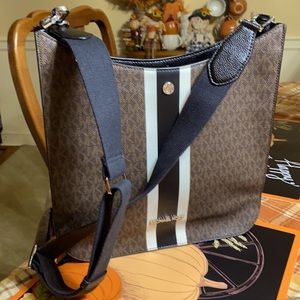 Michael Kors Large Briley Messanger NWT